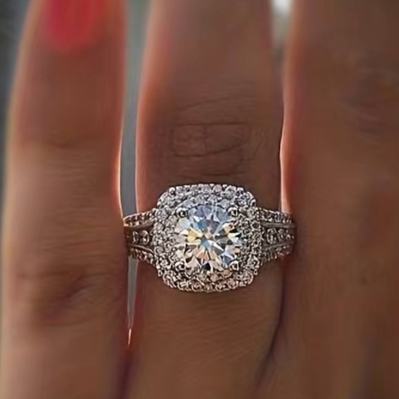 ♥️Boho Style Ring , large round Zircon, surrounded by ave set stones, 925 plated - Picture 9 of 15